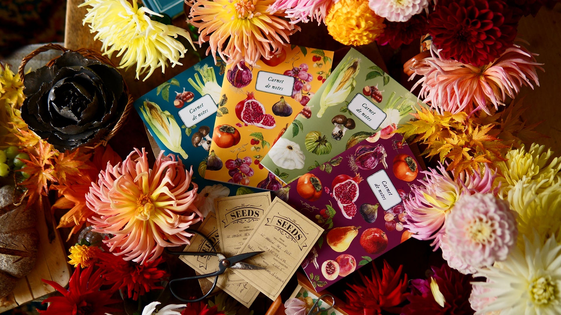 Charger la vidéo : BEAU &amp; BON, c&#39;est mon livre de recettes illustrées d&#39;aquarelles botaniques, et de fables écologiques pour laisser entrer la nature dans nos vies par la porte de la cuisine. Un guide pour vivre la sobriété heureuse et gourmande. Bienvenue et bon appétit !